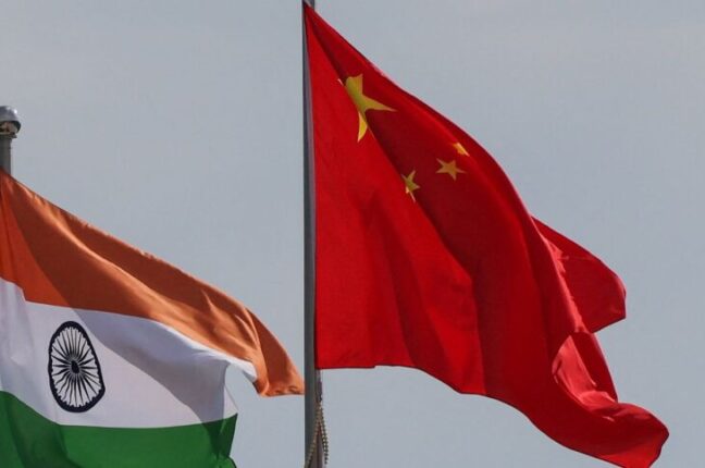 REUTERS/Maxim Shemetov Bandeiras da Índia e da China